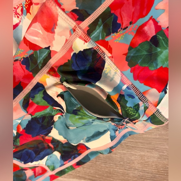 Zyia, Floral cropped light n tight leggings, size 4 - Picture 2 of 9